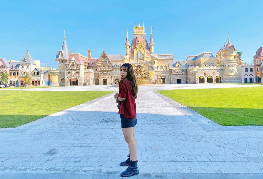 Vinpearl Land Phú Quốc có nhiều hoạt động giải trí và biểu diễn hấp dẫn như nhạc nước, cá heo. Công viên rộng lớn với thủy cung, công viên nước và nhiều trò chơi. Giá vé tham quan khoảng 500.000 đồng/người.