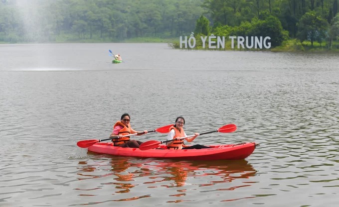 Chèo thuyền kayak trên hồ Yên Trung - trải nghiệm gần Hạ Long