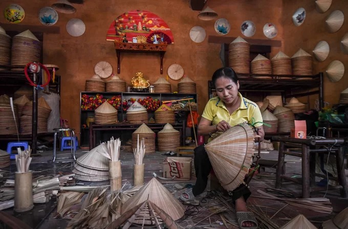 Thử làm nón tại làng nghề dưới chân núi Yên Tử