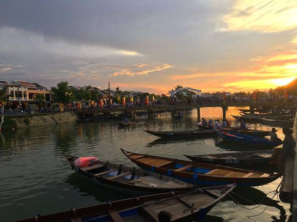 Hội An buổi tối với những chiếc đèn lồng đầy màu sắc