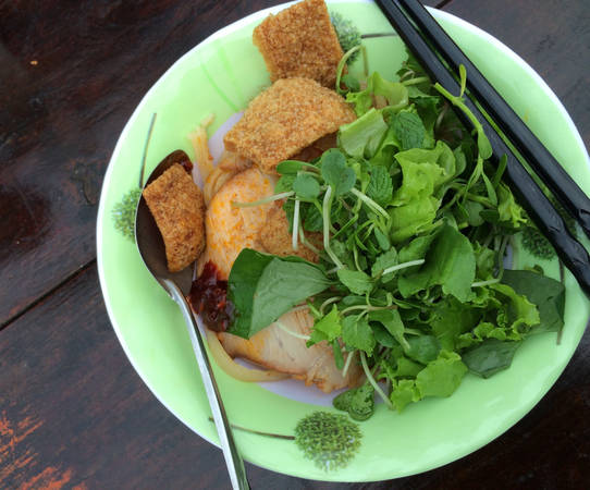 Hội An buổi tối không gian ăn uống giản dị