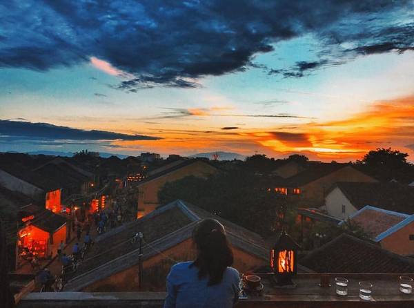 Hội An buổi tối không gian cà phê ấm cúng