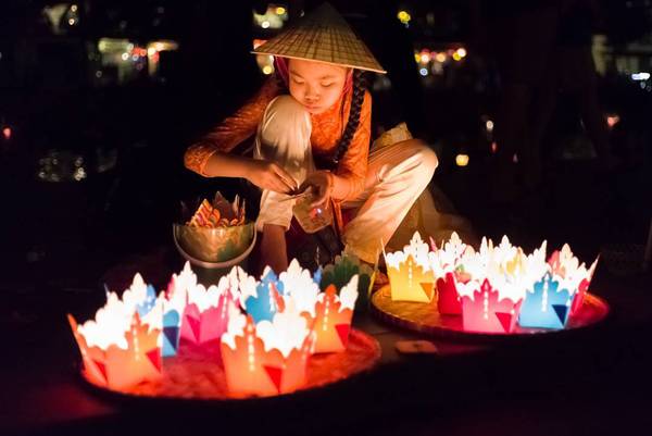 Hội An buổi tối thả đèn hoa đăng