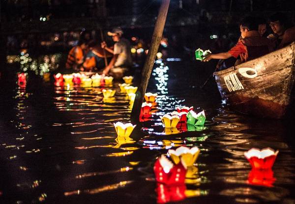 Hội An buổi tối đèn hoa đăng trôi sông