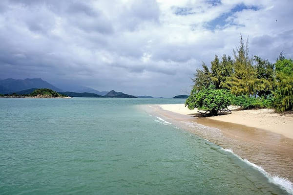 Bãi Nhàu hoang sơ trên đảo Hòn Lớn