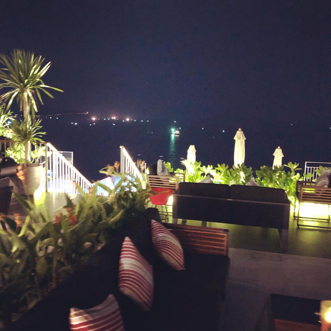 Không gian hướng biển về đêm của ChicLand. Ảnh: yohan_food