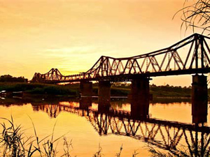Cầu Long Biên cổ kính địa điểm chụp ảnh thu hút giới trẻ Hà Nội