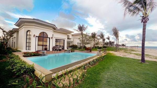 Hồ bơi tràn viền sát biển tại Vinpearl Nha Trang