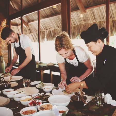 Bữa tối lãng mạn lộng gió biển tại L’Alyana Ninh Vân Bay