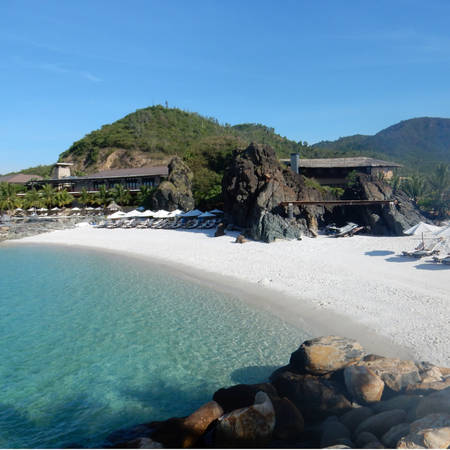 Thư giãn ngắm cảnh vịnh Nha Trang thơ mộng tại resort