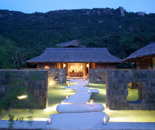 Khu vực spa ngoài trời giữa núi rừng tại Six Senses