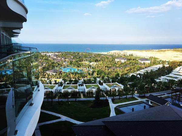 Thư giãn bên hồ bơi của resort Nha Trang Duyên Hà