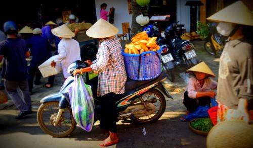 Hoạt động buôn bán luôn nhộn nhịp.