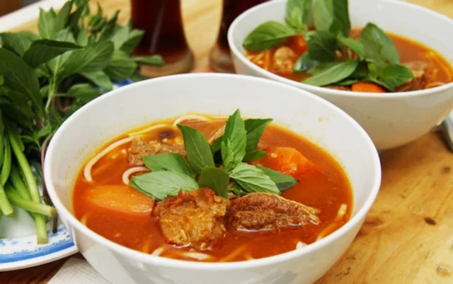 Bún bò cay Bạc Liêu với vị cay đặc trưng của sa tế