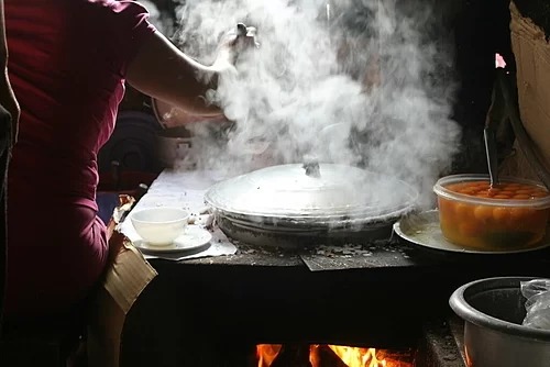 Những ngôi nhà cổ ở Đồng Văn luôn nghi ngút khói hấp bánh cuốn