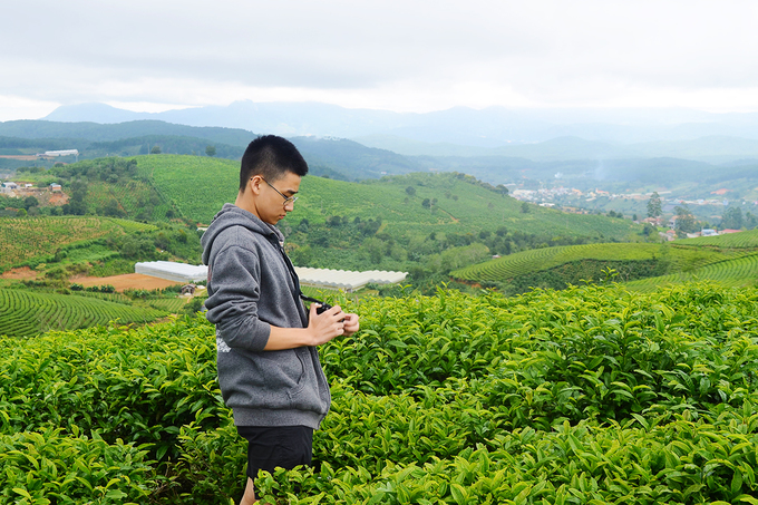 Đồi chè Cầu Đất  Nếu như vô tình nhìn thấy những bức hình check-in Đà Lạt là thửa chè xanh mướt, không đâu khác là đồi chè Cầu Đất. Thuộc xã Xuân Trường, Cầu Đất nằm cách trung tâm thành phố hơn 20 km về phía đông nam.  Nơi này thường được các bạn trẻ tìm đến vào sáng sớm bằng xe máy. Để đến đây, từ trung tâm thành phố bạn chỉ cần chạy thẳng theo đường Trần Hưng Đạo – Hùng Vương và xem bảng dẫn đường lên Trại Mát. Theo hướng này bạn có thể hỏi bất cứ người dân ven đường nào để đến đồi chè. Đừng quên ghé quán cà phê giữa đồi chè, thưởng thức các món đồ uống nóng và tận hưởng thời tiết se lạnh.