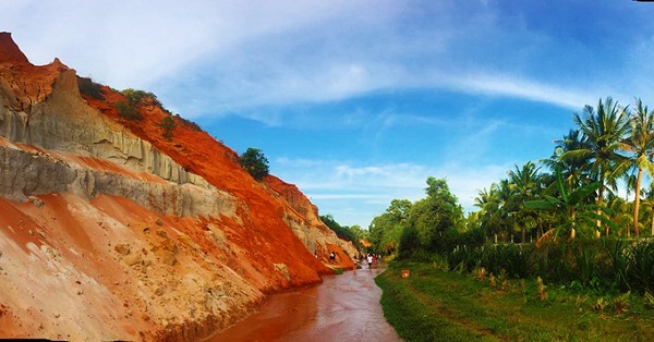 Suối Tiên  Suối Tiên là một khe suối nhỏ nằm nép mình trong một thung lũng cát. Với khung cảnh thiên nhiên hoang sơ được tạo nên từ những mỏm đá, cát, dòng nước, nơi đây như một bức tranh phong cảnh hữu tình nếu nhìn từ trên cao. Nơi này nằm ở đường Huỳnh Thúc Kháng, phường Hàm Tiến.