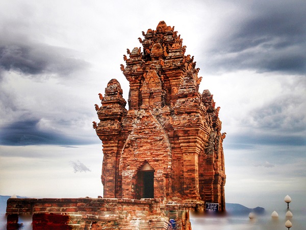 Tháp Chăm  Cách trung thành phố Phan Thiết khoảng 7 km, Tháp Chăm Po Sah là một trong những công trình kiến trúc đặc sắc. Được xây dựng từ cuối thế kỷ VIII, công trình cho đến nay dù đã bã bị bào mòn bởi khí hậu, thời tiết nhưng vẫn giữ lại một số dấu tích.