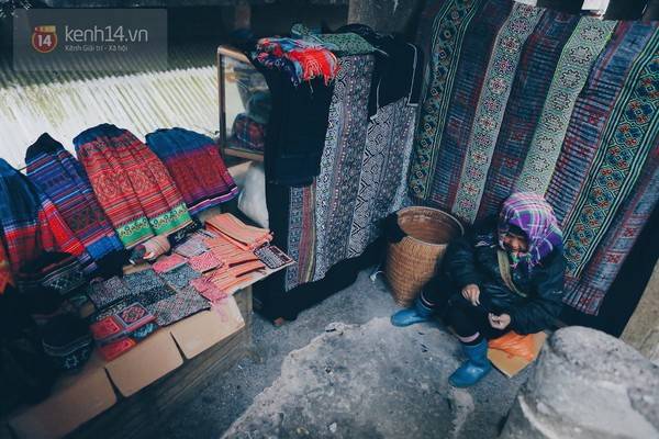 Hình ảnh bà cụ quấn mình trong lớp khăn thổ cẩm mà vẫn chẳng thể ngăn mình run rẩy…