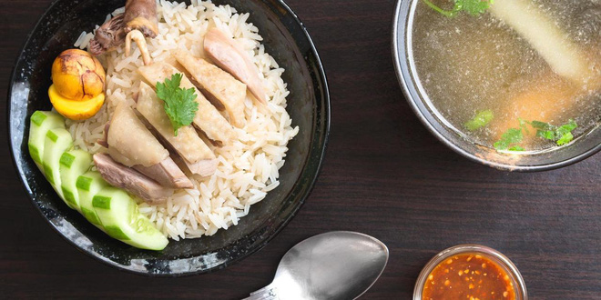 Cơm gà Hải Nam hút hồn thực khách nhờ hương vị thơm ngon, cơm dẻo, gà mềm và nước sốt đậm đà vừa miệng.