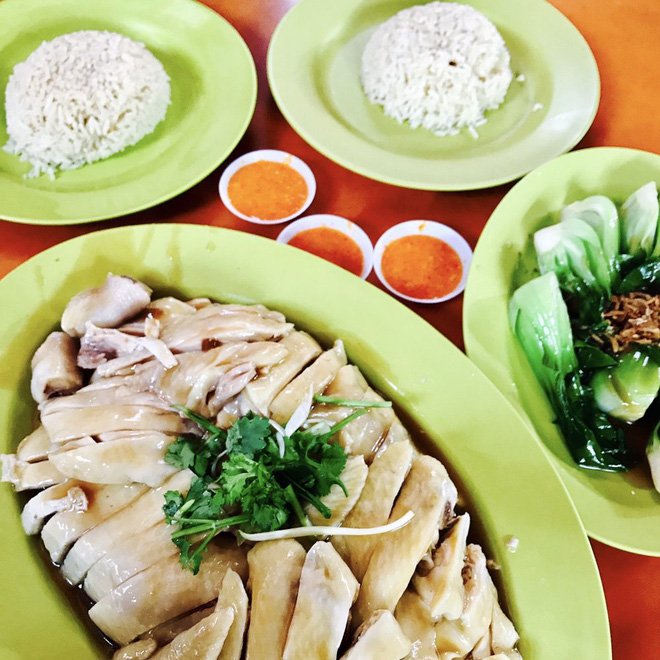 Cơm gà ngon phải đảm bảo hạt cơm dẻo tơi, không bết dính nhưng cũng không rời rạc. Gà luộc mềm nhưng không bở, kết hợp với sốt tạo nên một vị ngon riêng biệt, khó có thể lẫn lộn với cơm gà ở các quốc gia khác.