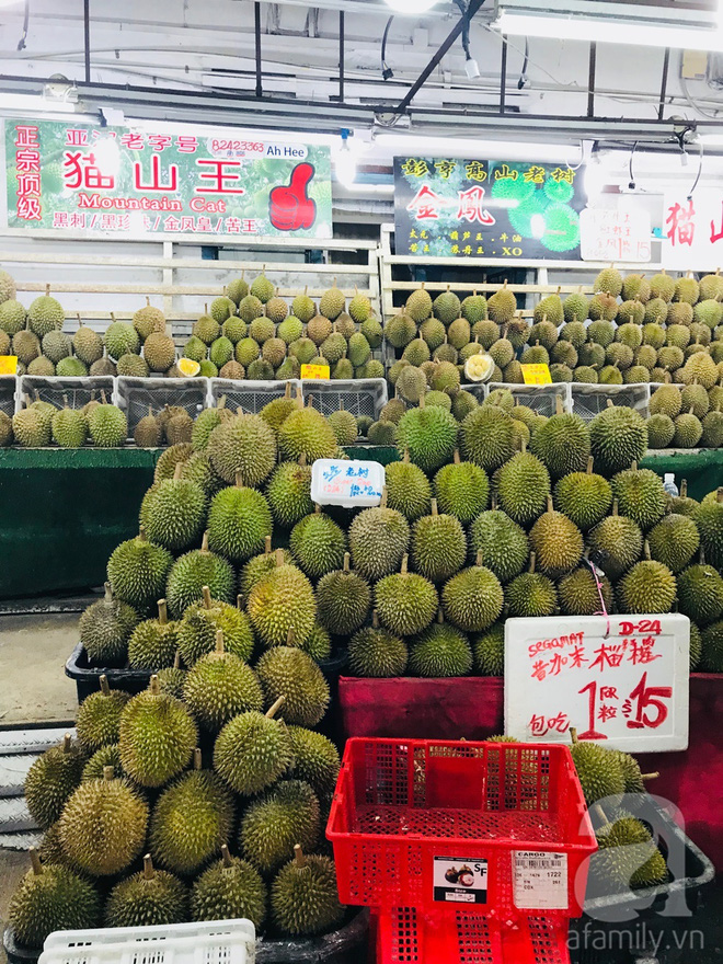 Sầu riêng ở Singapore có nhiều loại, nhiều mức giá, từ vài chục đô cho đến vài đô một quả. (Ảnh​ HT)