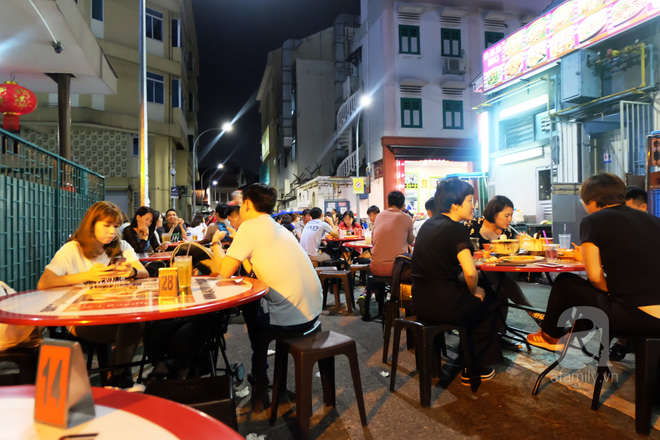 Vào giờ cao điểm, bạn có thể phải chờ 20-30 phút mới có đồ ăn.