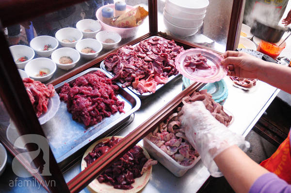Nguyên liệu tim và thịt bò tại quán mì Cát Linh