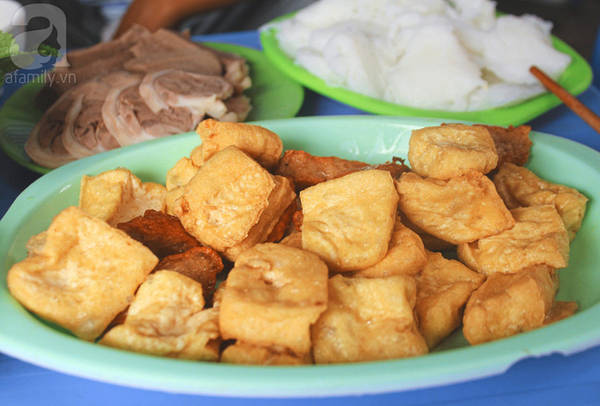 Đậu phụ thái miếng nhỏ rán vàng.