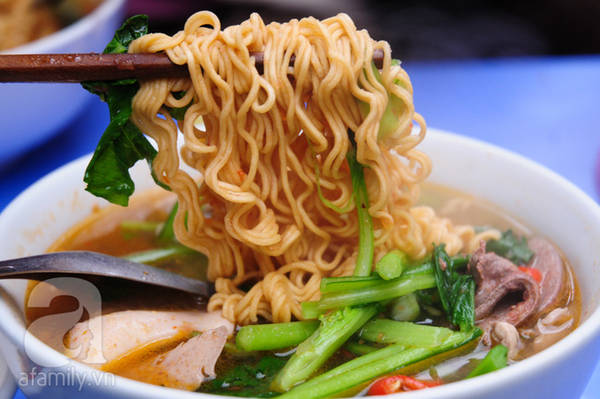 Sợi mì trong các tô vẫn dài, giòn.