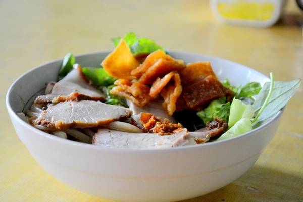 Cao lầu Một tô cao lầu ngon gồm những sợi mỳ đã chần qua nước sôi, thêm một ít giá trụng vừa chín tới và không thể thiếu rau sống của làng Trà Quế. Bên trên có những lát thịt xá xíu thái mỏng, da heo chiên giòn. Bạn có thể ăn cao lầu ở mọi nơi trong Hội An, nổi tiếng nhất là cao lầu Thanh ở Thái Phiên, cao lầu bà Bé ở Trần Phú. Giá một bát là 25.000 đồng. Ảnh: Má Lúm.