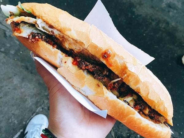 Bánh mì Đây là món ăn hầu hết ai cũng thử khi đến Hội An. Bánh mì có phần nhân cơ bản gồm pate, thịt nướng, chả lụa, rau thơm và nước sốt đặc biệt. Hai tiệm bánh mì nổi tiếng nhất Hội An được báo nước ngoài nhiều lần nhắc đến là bánh mì Phượng và bánh mì madam Khánh. Giá một ổ bánh mì thường là 20.000 đồng, ổ đặc biệt là 25.000 đồng. Ảnh: Lan Hương.