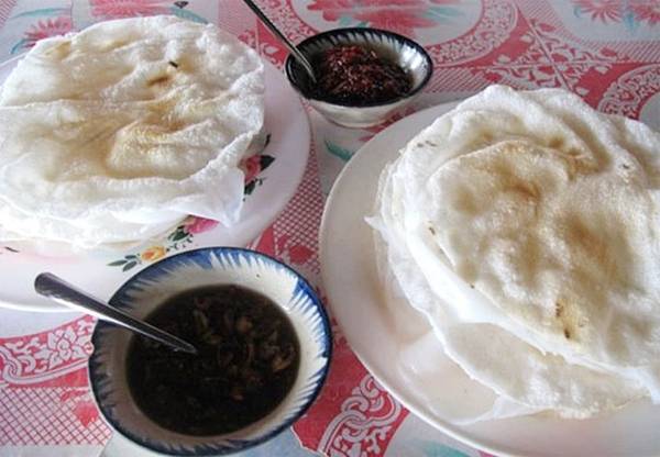 Bánh đập Một phần bánh tráng đập gồm hai cái bánh tráng nướng trên than nóng kẹp một cái bánh ướt ở giữa. Khi ăn, bạn phải dùng bàn tay xòe ra, đập nhẹ xuống cho bánh vỡ nát đều, sau xé ra từng mảng, cuốn lại như bánh cuốn rồi chấm mắm cái. Đây là loại nước chấm được pha từ đường, hành phi, dứa bằm nhỏ, tỏi và ớt sừng xanh. Bánh đập nổi tiếng nhất ở quán Bà Già, xã Cẩm Nam. Ảnh: Thiện Nguyễn.
