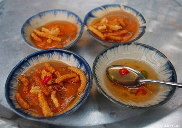 Bánh bèo Bánh bèo Hội An thường được đặt trong các chén nhỏ, nhân tôm thịt, phía trên có miếng da heo chiên. Thực khách thường chan nước mắm ớt lên rồi thưởng thức. Các quán nhỏ ở Cẩm Châu, Cẩm Nam hay trong chợ Hội An được nhiều du khách lựa chọn. Giá một chén khoảng 3.000 đồng. Ảnh: Trần Việt Anh.