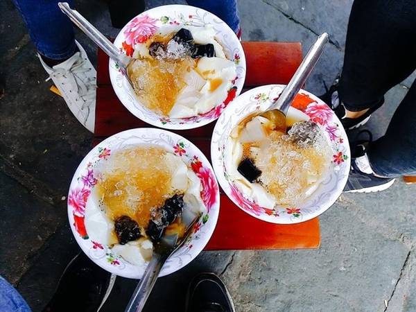 Tào phớ Đi dọc sông Hoài buổi tối, bạn sẽ thấy nhiều gánh hàng rong bán tào phớ rất đông người ăn. Bát tào phớ có thêm nước gừng cay ngọt vừa đủ, thạch trắng, nước cốt dừa, là món ăn thanh mát, ngọt dịu. Một bát tào phớ giá 10.000 đồng. Ảnh: Xuân Phú.
