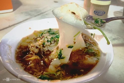 Bánh đúc nóng món ăn Hà Nội quen thuộc