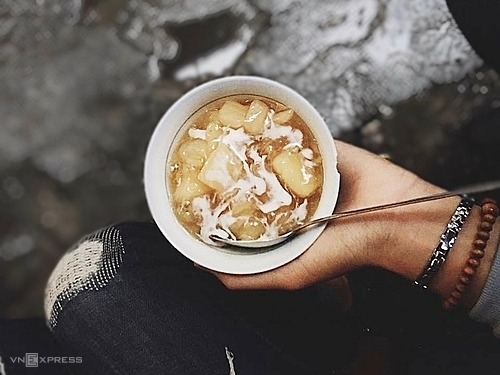 Chè sắn nóng  Thơm nồng với nước đường nấu gừng và vị bùi béo của sắn, đây là một trong những món đổi vị trong ngày lạnh. Bạn có thể thưởng thức chè sắn nóng hổi ở 39 Lý Quốc Sư, số 58 ngõ chợ Ngô Sĩ Liên hay các gánh hàng rong ở phố Lãn Ông với giá từ 10.000 - 20.000 đồng.