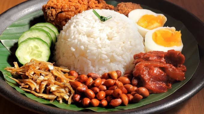 Rendang  Đây là bò om truyền thống của Malaysia. Nó được nấu với nhiều loại gia vị như thì là, sả tươi, nghệ, quế và ớt. Không giống các loại thịt bò khô, bò sấy, Rendang được om đến khi cạn nước. Vì vậy khi khô lại, món ăn vẫn giữ được độ mềm, ngậy béo của thịt bò và các tầng hương vị của nước cốt dừa, ớt và quế.  Du khách có thể thưởng thức rendang ở nhà hàng Madam Kwan hoặc Wondermama, Kuala Lumpur. Ảnh: Malaysia Kitchen.