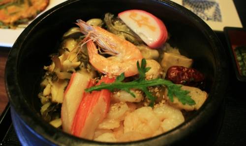 Bibimbap: Có nhiều câu chuyện kể về nguồn gốc món cơm trộn này, một trong số đó nói rằng bibimbap là đồ ăn của hoàng tộc. Tuy nhiên, nó càng trở nên phổ biến nhờ vào các kiểu chế biến mới, tạo nên những phiên bản bibimbap khác nhau. Ngày nay, bibimbap gồm cơm, các loại rau, một chút sốt ớt. Món ăn này có thể phù hợp với khẩu vị nhiều người khi bỏ đi sốt ớt và thay bằng bơ hoặc sốt đậu nành...