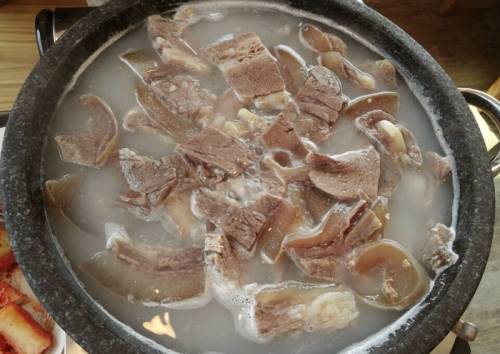 Suyuk: Món này là thịt hoặc heo thái lát hầm lên. Thịt được tẩm ướp thêm tỏi, gừng và tiêu cho thêm phần đậm đà rồi mới đem đi nấu với nước cho sôi thật lâu tới khi dậy mùi hấp dẫn.