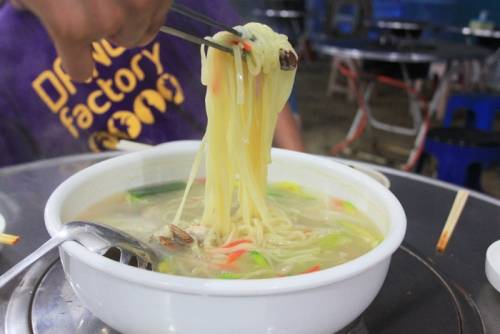 Jajangmyeon: Món mì này sử dụng nước sốt làm từ bột đậu nành đen gọi là chunjang, xào cùng với hành, thịt heo hoặc bò và một số nguyên liệu khác. Sốt có màu nâu đem và vị ngọt đậm đà. Mì jajangmyeong thường xuyên xuất hiện và là món ăn được yêu thích của rất nhiều người vì sự tiện lợi, dễ ăn và giá rẻ.