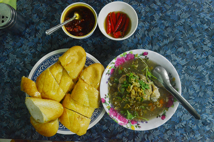 Bánh mì lagu  Quán của bà Thơm được mệnh danh là “đệ nhất bánh mì lagu” ở thành phố Quy Nhơn, được lòng thực khách đã 30 năm. Quán ăn nằm trong một con hẻm nhỏ trên đường Nguyễn Huệ. Thực khách sẽ mê mẩn miếng thịt heo to nằm ngay giữa tô súp kèm theo đó là mùi thơm, vị ngọt và độ mềm của thịt vừa phải.  Hẻm chỉ vừa khít một chiếc xe máy, không gian quán cũng không rộng vậy mà từ xế chiều đến tối khuya quán lúc nào cũng nườm nượp khách. Giá cho một suất ăn là 35.000 đồng, bánh mì ăn thêm có giá 3.000 đồng.