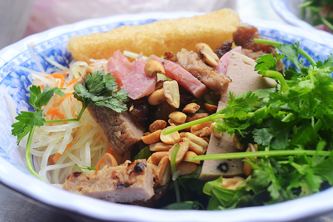 Bún nem  Thực khách dễ dàng tìm thấy món bún nem ở trung tâm thành phố. Món ăn gồm bún tươi, nem chua, chả cá nướng và rau sống, thêm chút đậu phộng, cải chua và rau ngò tạo mùi thơm. Độ ngon của món ăn phụ thuộc vào nước chấm đi kèm, mỗi quán lại có một bí quyết riêng. Chén nước chấm chuẩn phải có vị chua cay, mặn ngọt cân bằng. Mỗi tô bún có giá từ 20.000 đồng.