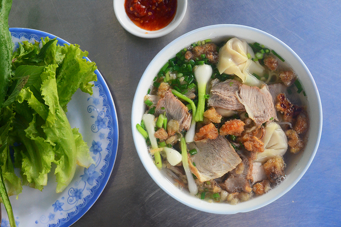 Hủ tiếu mì hoành thánh  Món ăn thích hợp cho bữa sáng nếu bạn đang ở trung tâm thành phố Quy Nhơn. Bạn có thể tìm đến quán phở, hủ tiếu, hoành thánh “cha truyền con nối” gốc Hoa nằm trên đường Ngô Thời Nhiệm với thâm niên gần 50 năm. Quán có ba món chính là phở, hủ tiếu và hoành thánh. Tô hủ tiếu mì hoành thánh có giá 70.000 đồng.
