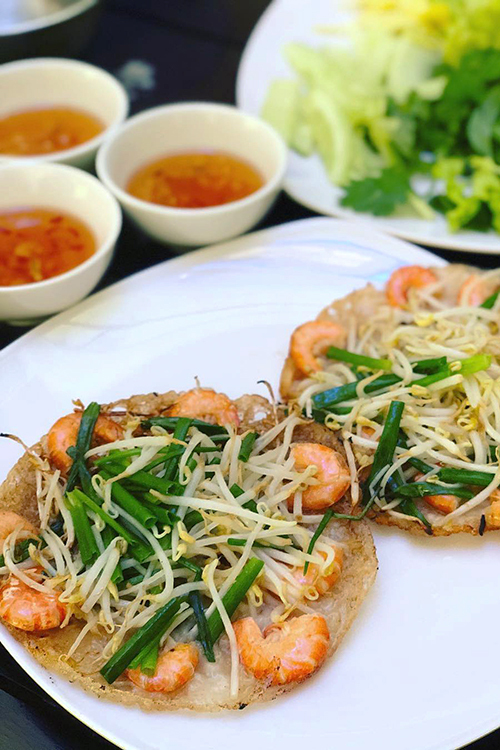 Bánh xèo tôm nhảy  Tên đầy đủ của món này là bánh xèo tôm nhảy rau mầm. Thành phần chính là những con tôm màu cam đỏ trên nền bánh vàng ươm. Tôm phải là những con tôm nước ngọt, nhỏ nhưng chắc thịt. Khi chín, tôm đổi màu đỏ au kèm vị ngọt. Món ăn không cầu kỳ, chỉ một lớp bột mỏng bên dưới, bên trên là tôm, giá, vài sợi hành. Sự thành công của món ăn không thể thiếu chén nước chấm được làm từ nước mắm nguyên chất và các gia vị. Khi ăn bánh xèo, bạn có thể gói kèm rau mầm, dưa leo, khế chua... Mỗi phần ăn giá từ 30.000 đồng.