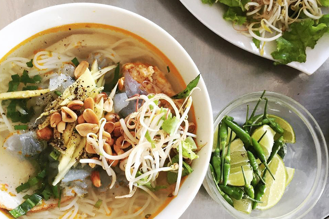 Bún chả cá  Cùng với Nha Trang và Đà Nẵng, bún chả cá Quy Nhơn góp phần tạo nên thương hiệu của món ăn miền Trung nổi tiếng cả nước. Điều tạo nên sức hút của món ăn phải kể đến là chả cá. Ở Bình Định, chả cá được làm từ cá mối, cá nhồng, cá thu, cá rựa... Nước dùng được nấu từ xương cá tươi, thường là cá thu, cá cờ, nhờ vậy mà có vị ngọt đậm đà. Tô bún sẽ ngon nếu không có mùi tanh. Nhiều quán sẽ phục vụ kèm với chén tương ớt. Bạn có thể đến quán bún cá nổi tiếng trên đường Nguyễn Huệ, mỗi phần có giá từ 25.000 đồng.