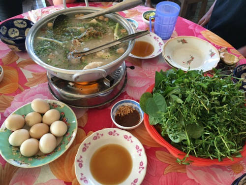 Cháo cá lóc rau đắng: Dọc đường về Long An, Tiền Giang… có các quán nhỏ bán cháo cá lóc rau đắng cho khách đi đường. Cá lóc chọn để nấu thường là cá lóc đồng, thịt chắc và thơm. Tùy vào sở thích của người ăn, chủ quán sẽ tách riêng phần đầu và ruột cá. Phần thân cá sẽ được tách hết xương, khi ăn, chỉ việc cho cá vào tô rồi múc cháo. Cháo cá lóc ăn kèm đĩa rau đắng đất, thứ rau có vị đắng tê đầu lưỡi. Giá một nồi cháo cho 5-6 người ăn là 200.000 đồng. Ảnh: Má Lúm.