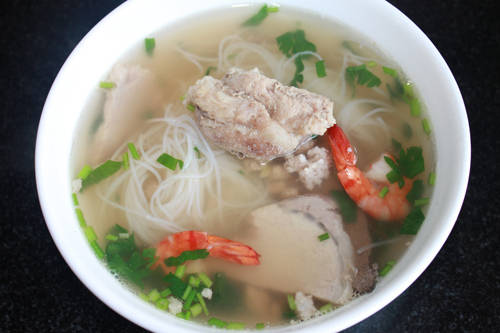 Hủ tiếu Mỹ Tho: Nếu đi tuyến đường về Tiền Giang, Cần Thơ… du khách không nên bỏ qua tô hủ tíu Mỹ Tho trứ danh. Tô hủ tiếu đặc sản này có sợi được chần qua nước sôi, một lượng thịt, xương, tôm vừa đủ, chan nước lèo và rắc hành tươi, giá đỗ lên trên. Khi ăn, ngoài vị ngọt béo của nước hầm xương, mềm ngọt của tôm, thịt bạn sẽ cảm nhận được vị thanh dịu của nước lèo nơi đầu lưỡi. Du khách có thể ăn ở bất cứ hàng quán nào ở Mỹ Tho hoặc ở ngay cổng chào thành phố với giá khoảng 30.000 đồng một bát. Ảnh: Phương Phạm.