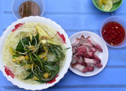 Bún cá Châu Đốc Món bún cá ngon đòi hỏi phần nước lèo phải trong, có vị ngọt từ xương cá, đậm đà vị ruốc. Bún tươi được chần qua nước sôi rồi cho vào bát, bên trên là vài lát cá vàng ươm, đôi ba lát thịt heo quay, nước lèo được chan ngập mặt cùng ít rau thơm. Rau diếp cá, húng quế, bắp chuối rau muống... là những loại rau ăn kèm. Bún cá được bán ở nhiều con đường ở An Giang, trong chợ Châu Đốc… với giá chỉ 12.000-15.000 đồng một tô. Ảnh: Khánh Bằng.