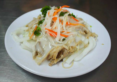 Bánh tằm bì: Đây là món ăn đặc sản của người dân Bạc Liêu, tuy nhiên đi khắp các tỉnh miền Tây bạn cũng dễ dàng gặp món này ở ven đường, chợ… Bánh tằm được cho vào một chiếc đĩa, bì cho lên trên, tiếp đến là các loại rau, rưới đều nước cốt dừa lên. Khi ăn món này, thực khách trộn lẫn các thành phần lại với nhau, nếu chưa vừa miệng thì có thể chan thêm ít nước mắm ngọt. Một đĩa bánh tằm bì giá khoảng 10.000 đồng. Ảnh: Khánh Hòa.